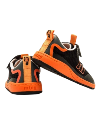 DEPORTIVA RESPETUOSA NEGRA Y NARANJA  DE MUSTANG