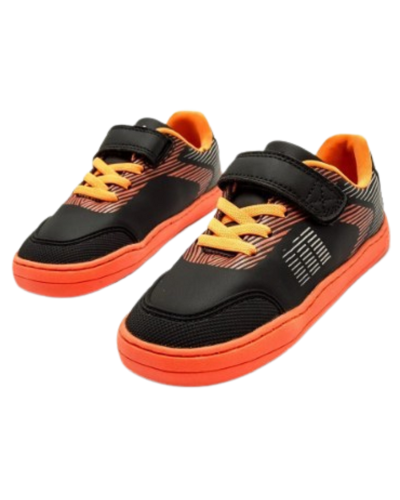 DEPORTIVA NEGRA Y NARANJA DE MUSTANG