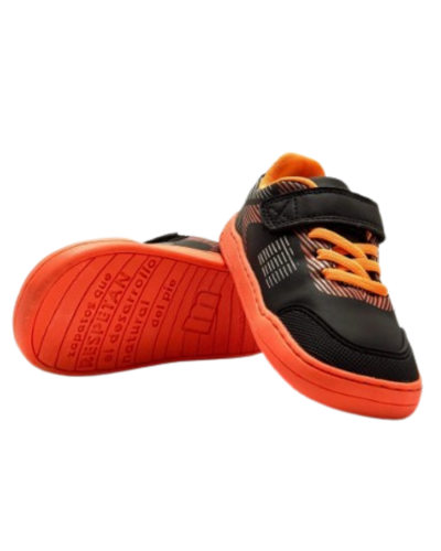 DEPORTIVA NEGRA Y NARANJA DE MUSTANG